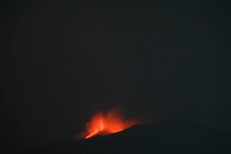 Gunung Ibu Kembali Erupsi, Masyarakat Diminta Waspada dan Ikuti Arahan Pemerintah